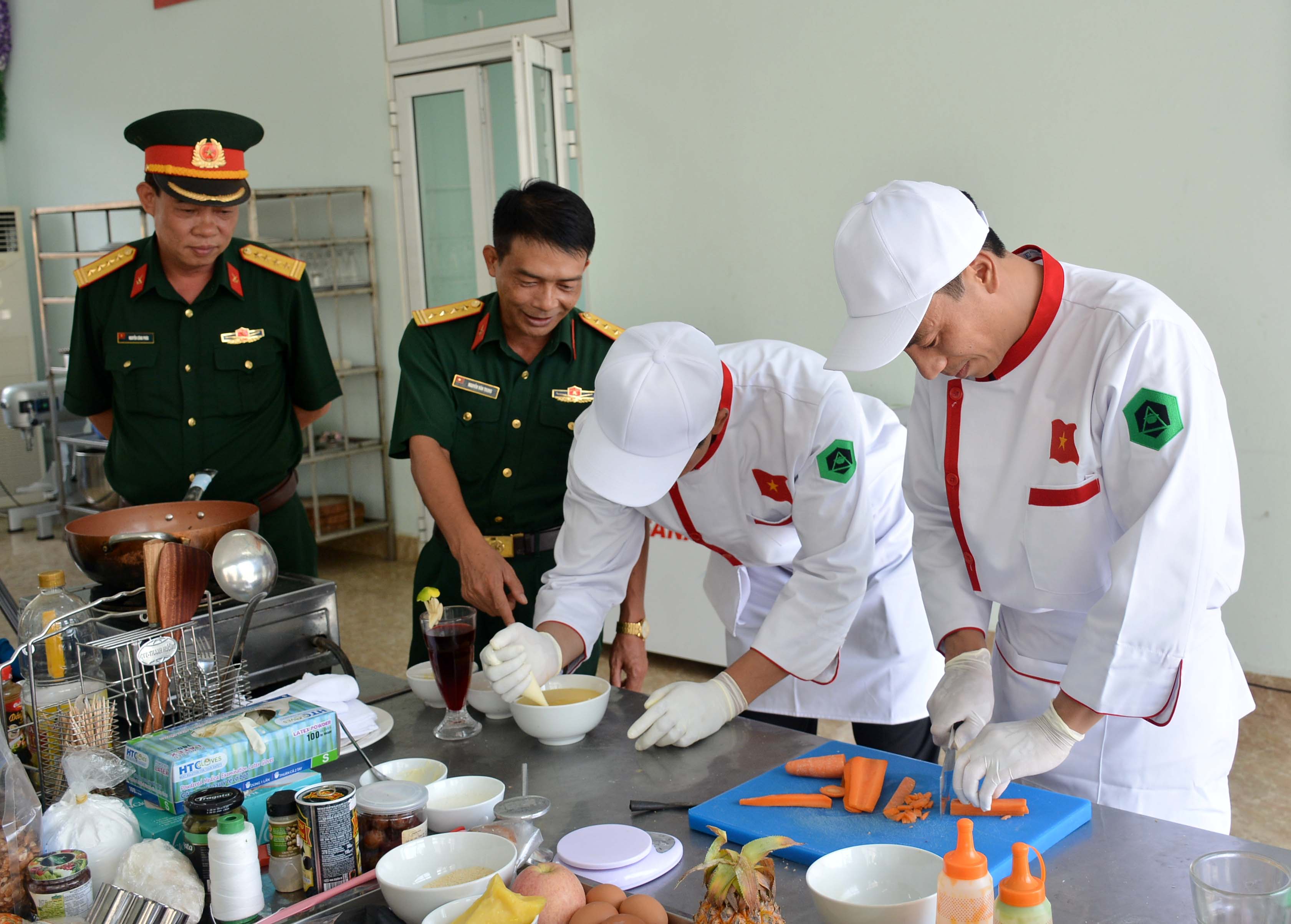 Hành trang của những chiến sĩ “nuôi quân đánh giặc”